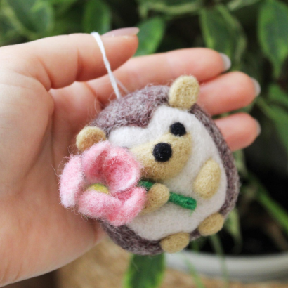 Ця довга сувенірна підвіска їжак з квіткою та яєчко з сердечком не лише прикрасить ваш простір, а й стануть символом затишку та доброго настрою!