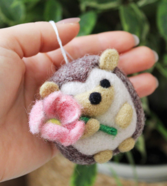 Авторська дитяча підвіска з вовни їжачок з квіточкою