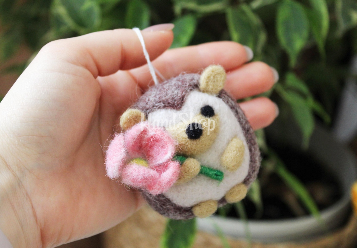 Авторська дитяча підвіска з вовни їжачок з квіточкою Авторська дитяча підвіска з вовни їжачок з квіточкою