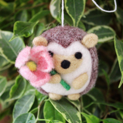 Авторська дитяча підвіска з вовни їжачок з квіточкою