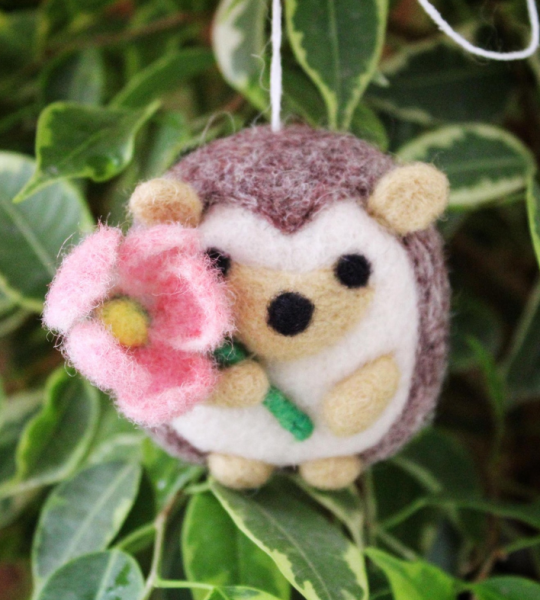 Авторська дитяча підвіска з вовни їжачок з квіточкою