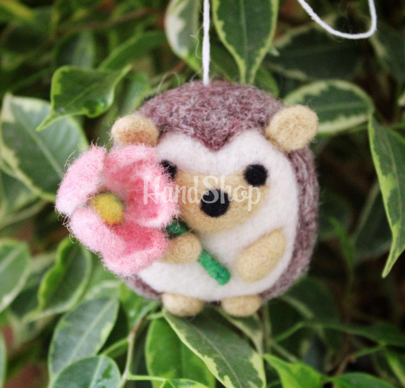 Авторська дитяча підвіска з вовни їжачок з квіточкою Авторська дитяча підвіска з вовни їжачок з квіточкою