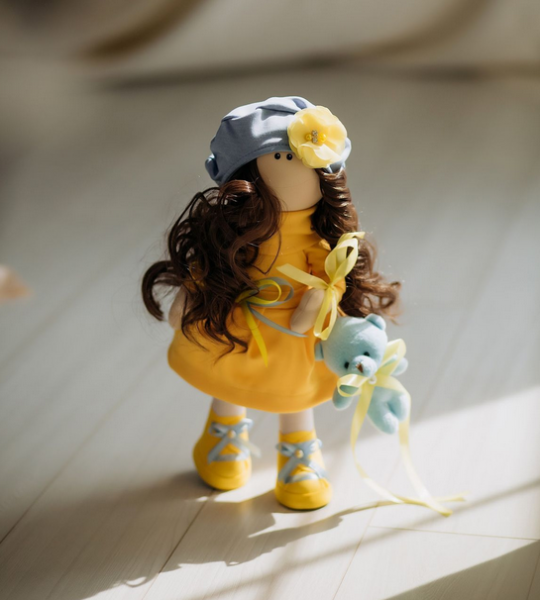 Лялька україночка текстильна в сукні та береті сувенір Ukraine