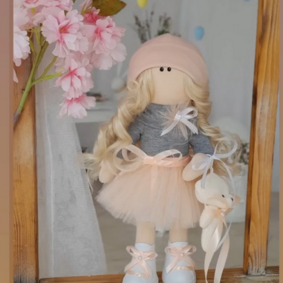 Інтер’єрна лялька з довгим білявим волоссям в художниця