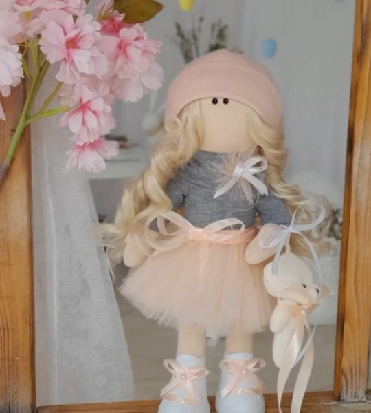 Інтер’єрна лялька з довгим білявим волоссям в художниця