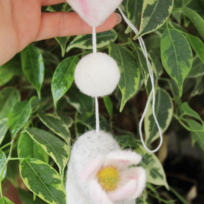 Ця довга сувенірна підвіска їжак з квіткою та яєчко з сердечком не лише прикрасить ваш простір, а й стануть символом затишку та доброго настрою!