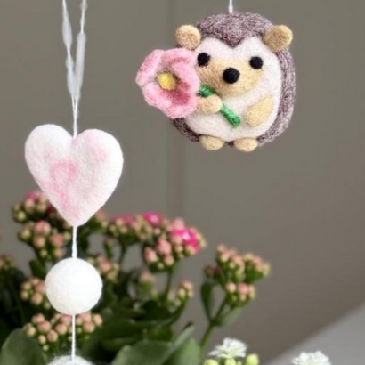 Ця довга сувенірна підвіска їжак з квіткою та яєчко з сердечком не лише прикрасить ваш простір, а й стануть символом затишку та доброго настрою!