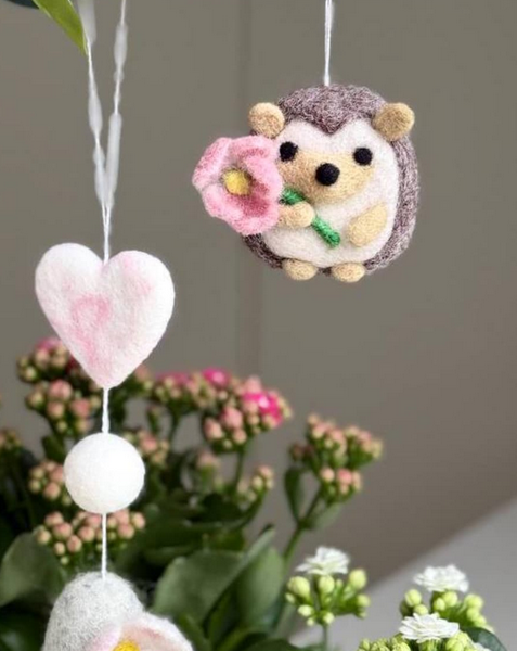 Ця довга сувенірна підвіска їжак з квіткою та яєчко з сердечком не лише прикрасить ваш простір, а й стануть символом затишку та доброго настрою!