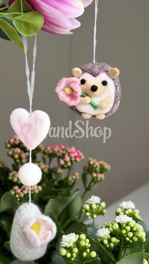 Ця довга сувенірна підвіска їжак з квіткою та яєчко з сердечком не лише прикрасить ваш простір, а й стануть символом затишку та доброго настрою! Ця довга сувенірна підвіска їжак з квіткою та яєчко з сердечком не лише прикрасить ваш простір, а й стануть символом затишку та доброго настрою!