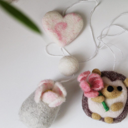 Ця довга сувенірна підвіска їжак з квіткою та яєчко з сердечком не лише прикрасить ваш простір, а й стануть символом затишку та доброго настрою!