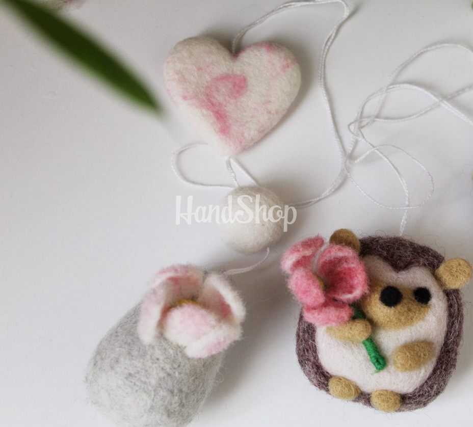 Ця довга сувенірна підвіска їжак з квіткою та яєчко з сердечком не лише прикрасить ваш простір, а й стануть символом затишку та доброго настрою! Ця довга сувенірна підвіска їжак з квіткою та яєчко з сердечком не лише прикрасить ваш простір, а й стануть символом затишку та доброго настрою!