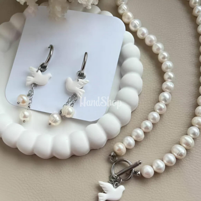 Намисто кольє річкові перли та біла голубка з полімерної глини