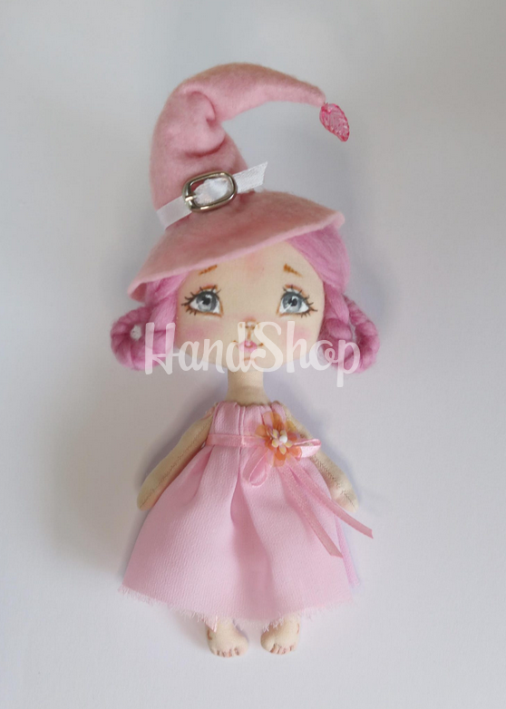 Відьмочка інтер’єрна лялька з рожевим волоссям Відьмочка інтер’єрна лялька з рожевим волоссям