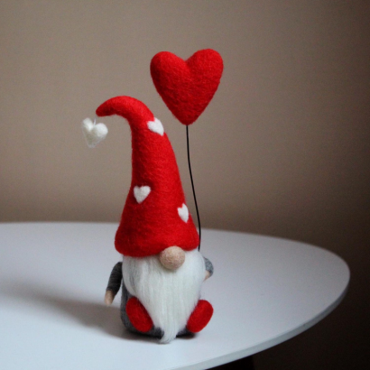 Сувенірний валяний гном валентин з сердечком із шерсті