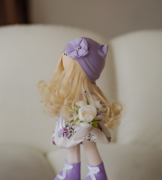 Сувенірна текстильна інтер’єрна лялька білявка з кудрями