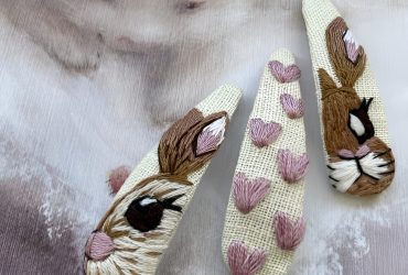 Милі дитячі заколочки з вишивкою зайчика та сердечок: ідеальне поєднання елегантності і романтики