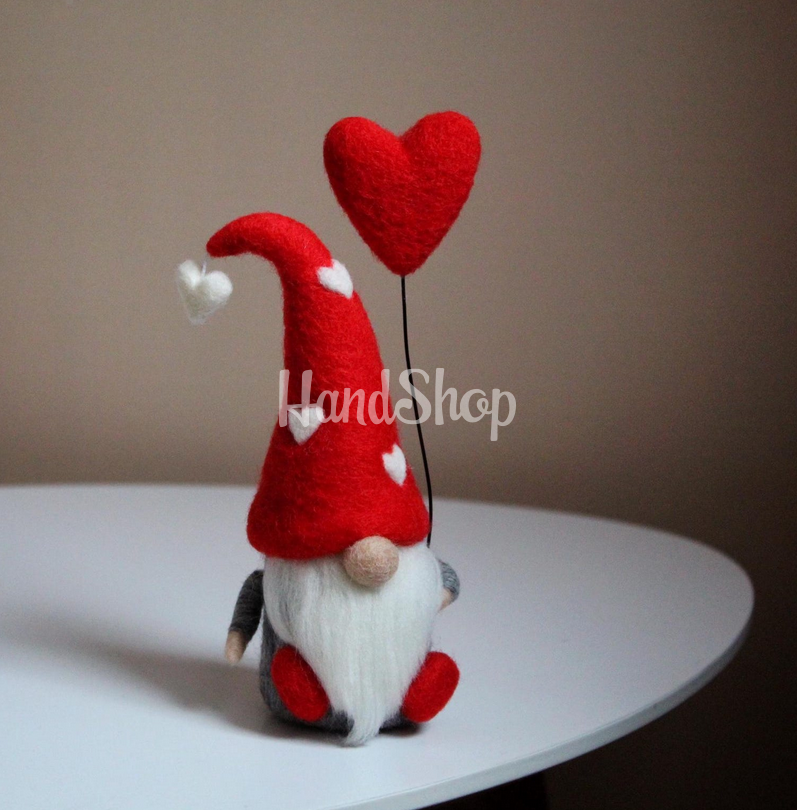 Сувенірний валяний гном валентин з сердечком із шерсті Сувенірний валяний гном валентин з сердечком із шерсті