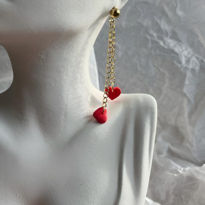 Довгі сережки міні червоні сердечка на ланцюжку глина
