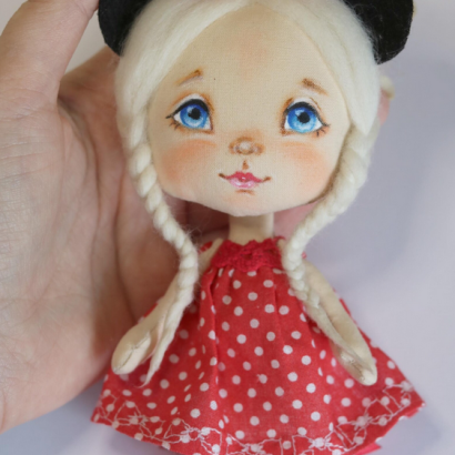 Лялька авторська маленька сувенірна білявка Мінні Маус