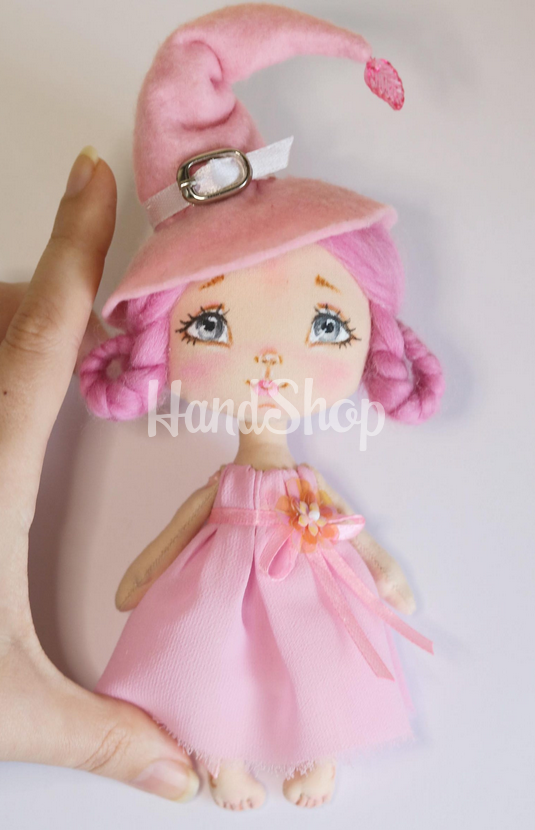 Відьмочка інтер’єрна лялька з рожевим волоссям Відьмочка інтер’єрна лялька з рожевим волоссям