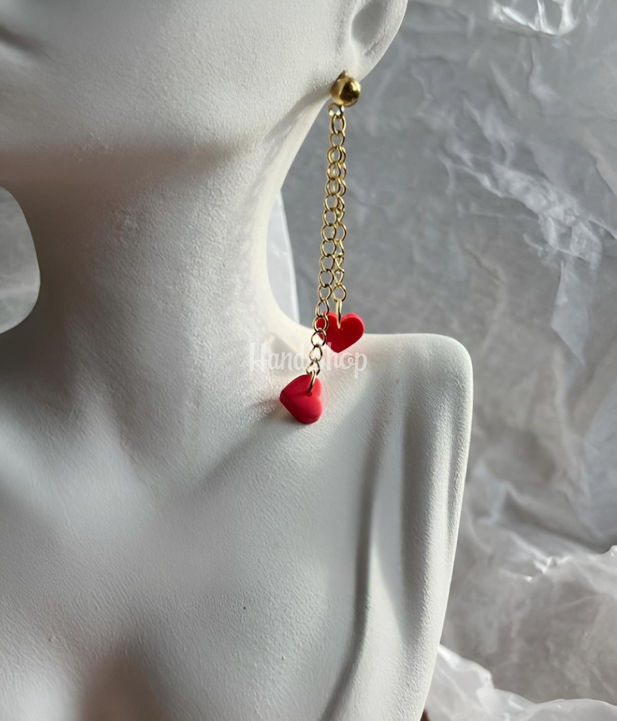 Довгі сережки міні червоні сердечка на ланцюжку глина Довгі сережки міні червоні сердечка на ланцюжку глина