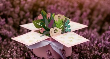 Презент з квітами, які не зав’януть: ідеальна об’ємна 3d листівка-коробочка для кожної важливої події