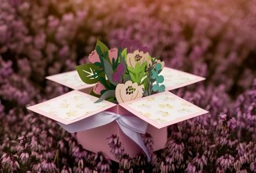 Презент з квітами, які не зав’януть: ідеальна об’ємна 3d листівка-коробочка для кожної важливої події