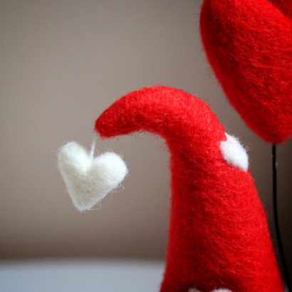 Сувенірний валяний гном валентин з сердечком із шерсті