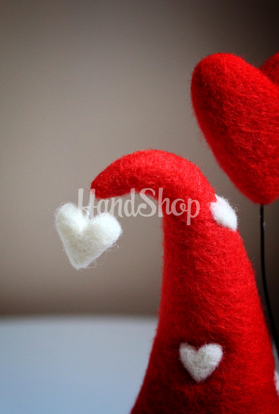Сувенірний валяний гном валентин з сердечком із шерсті Сувенірний валяний гном валентин з сердечком із шерсті