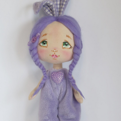 Маленька лялька іграшкова зайка у плюшевому комбінезоні