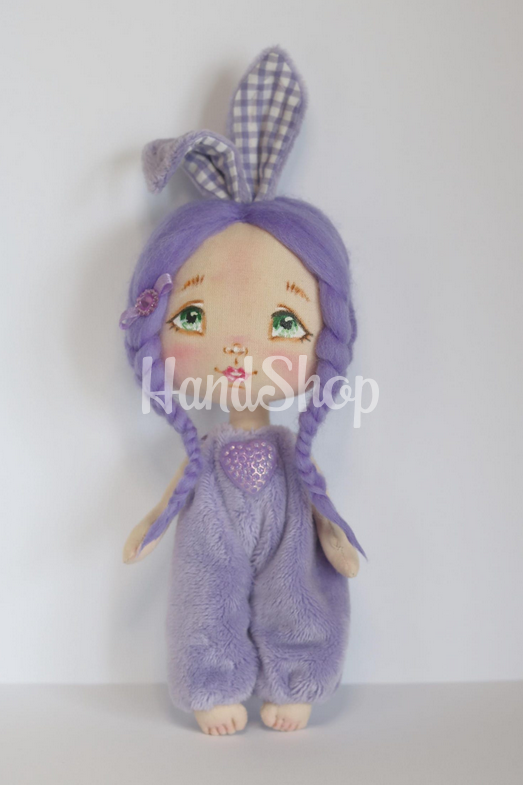 Маленька лялька іграшкова зайка у плюшевому комбінезоні Маленька лялька іграшкова зайка у плюшевому комбінезоні