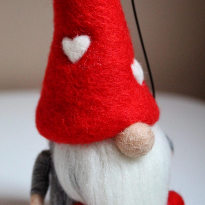 Сувенірний валяний гном валентин з сердечком із шерсті