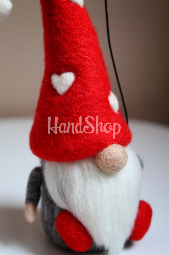 Сувенірний валяний гном валентин з сердечком із шерсті Сувенірний валяний гном валентин з сердечком із шерсті