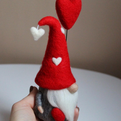 Сувенірний валяний гном валентин з сердечком із шерсті