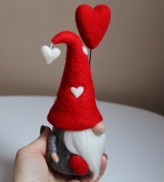 Сувенірний валяний гном валентин з сердечком із шерсті