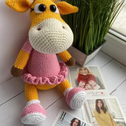 Авторська в'язана іграшка жираф в рожевій сукні