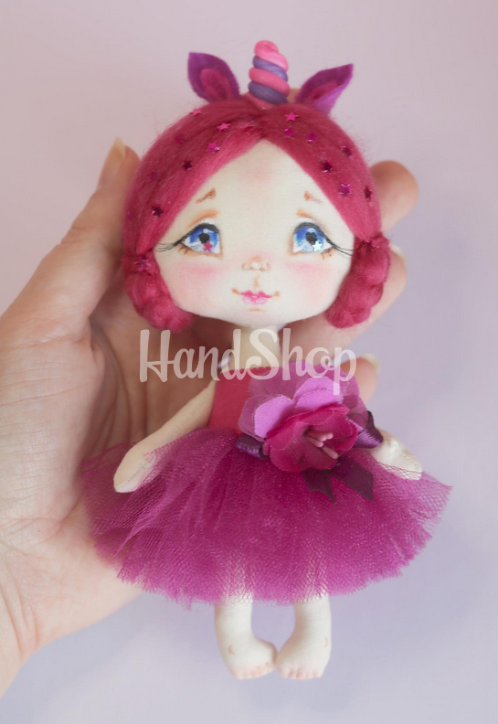 Дитяча маленька лялька єдиноріжка своїми руками у сукні Дитяча маленька лялька єдиноріжка своїми руками у сукні