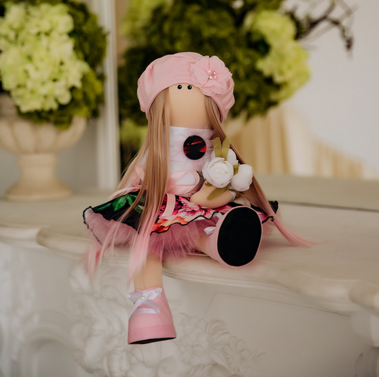 Сувенірна лялька тільда у сірому гольфі та спідничці