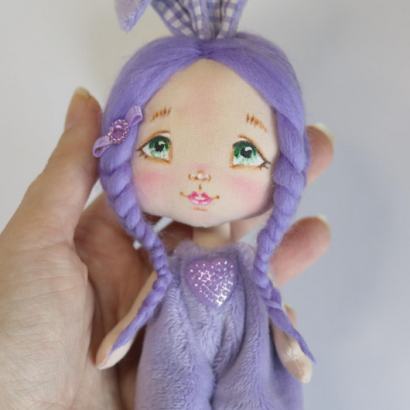 Маленька лялька іграшкова зайка у плюшевому комбінезоні