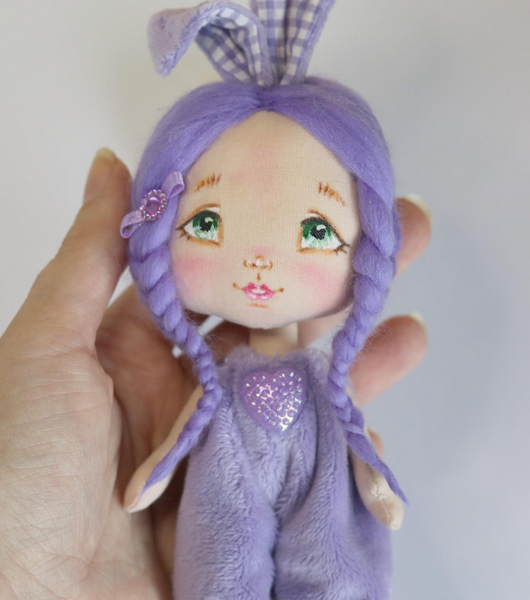 Маленька лялька іграшкова зайка у плюшевому комбінезоні