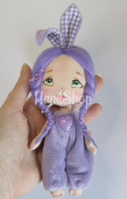 Маленька лялька іграшкова зайка у плюшевому комбінезоні Маленька лялька іграшкова зайка у плюшевому комбінезоні