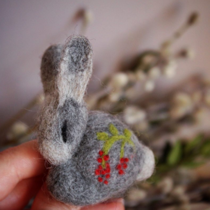Подарунок на Великдень 2025: міні-брошка сірий кролик з вовни – ідеальний аксесуар для святкового настрою