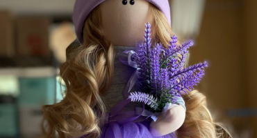 Заворожлива інтер'єрна текстильна лялька тільда з квітами лаванди: естетика та гармонія в одній деталі