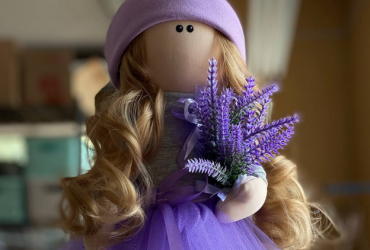 Заворожлива інтер'єрна текстильна лялька тільда з квітами лаванди: естетика та гармонія в одній деталі