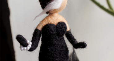 Ексклюзивна лялька-талісман: елегантна підвіска лялька русалонька з шерсті намистинами для впливової леді