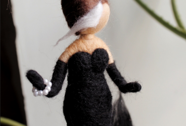 Ексклюзивна лялька-талісман: елегантна підвіска лялька русалонька з шерсті намистинами для впливової леді