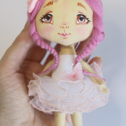 Лялька маленька з рожевим волоссям у сукні та бантом