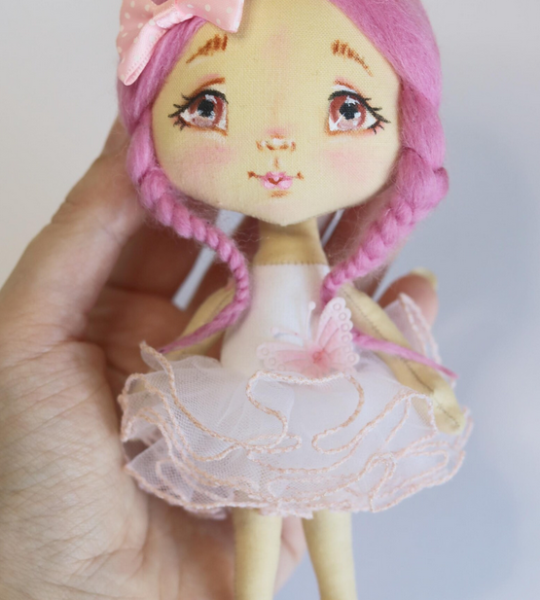 Лялька маленька з рожевим волоссям у сукні та бантом
