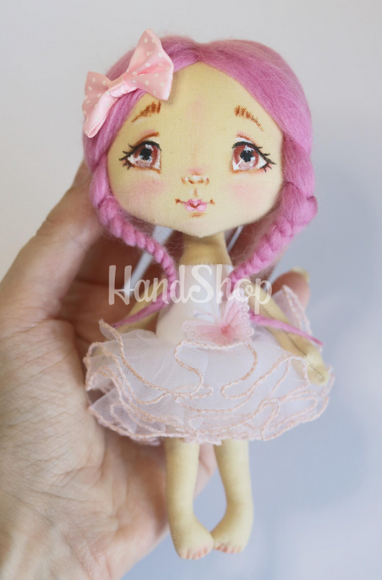 Лялька маленька з рожевим волоссям у сукні та бантом Лялька маленька з рожевим волоссям у сукні та бантом