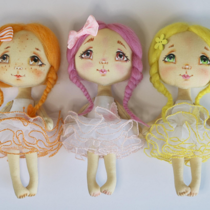 Лялька маленька з рожевим волоссям у сукні та бантом